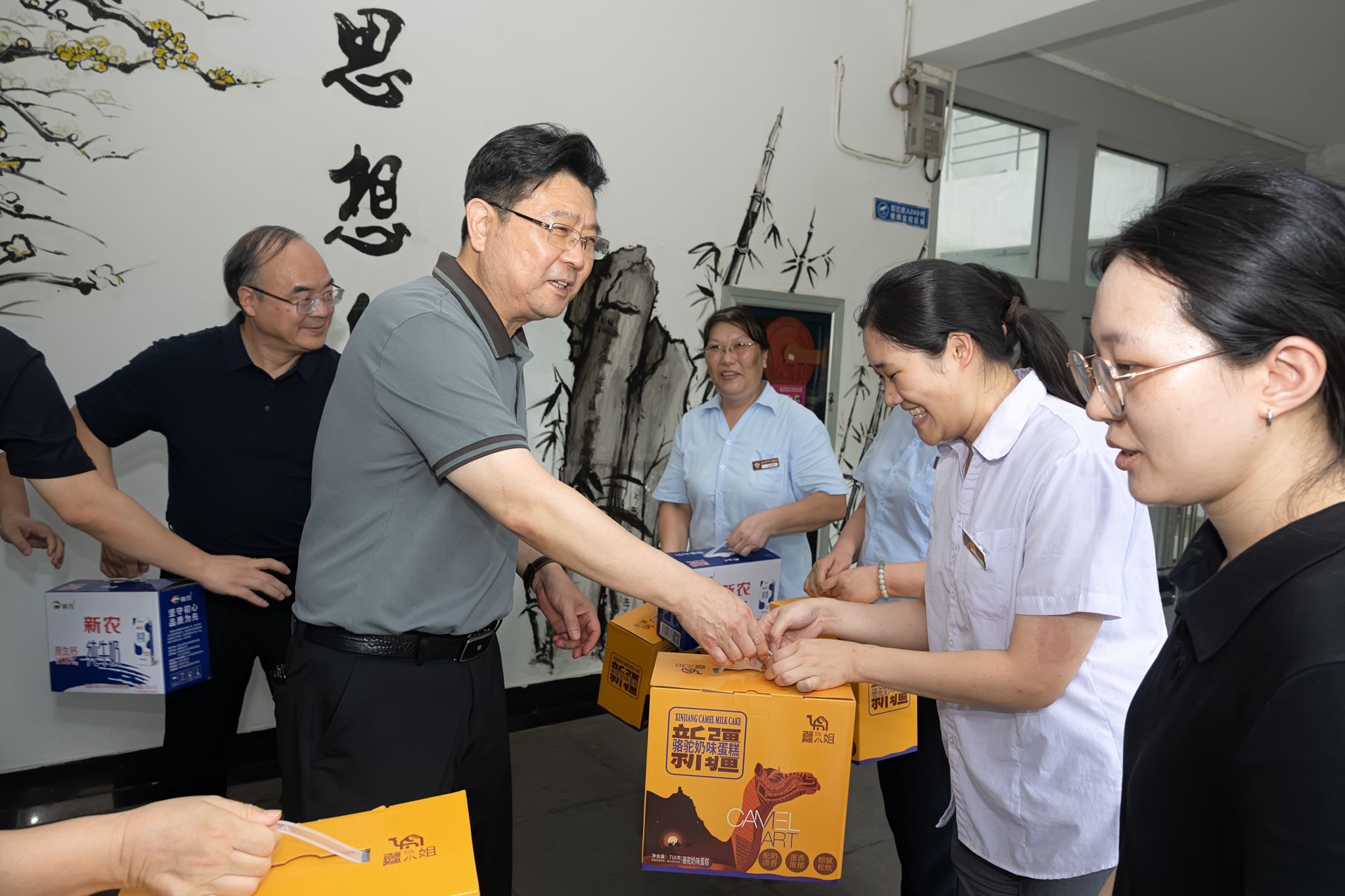 崔凤军都详细询问岗位运行情况与防暑保